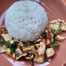 กะเพราไก่(ไก่ชิ้น หรือ ไก่สับ)ราดข้าว