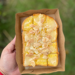 ปังเนยนมอัลมอนด์