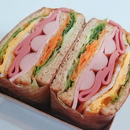 แซนวิชไข่ดาว โบโลน่า ไส้กรอก แฮม