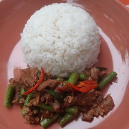 ผัดพริกแกงเนื้อราดข้าว