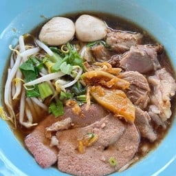 น้ำตกใส่เครื่องทุกอย่าง