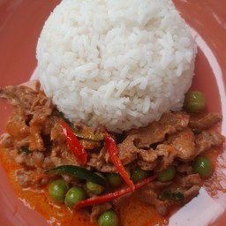 พะแนงผัดแห้งเนื้อราดข้าว