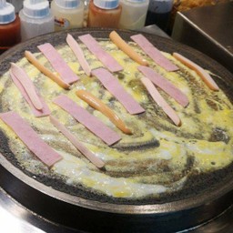 แป้งชาโคล-ไข่แฮมไส้กรอก