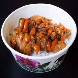ข้าวไก่ทอด ซอสศรีราชามาโย