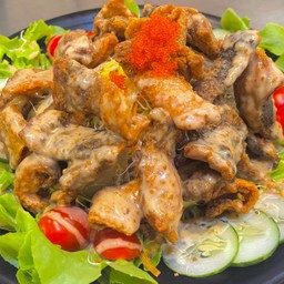 สลัดหนังปลาแซลมอน ทอด