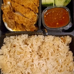 เเม่ข้าวมันไก่(ครัวเหมาเหมาต้มกับตุ๋น) มทส.ประตู4