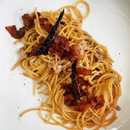 สปาเก็ตตี้เบคอนพริกแห้ง