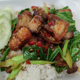 ผัดคะน้าหมูกรอบราดข้าว