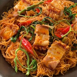 หมี่กระเฉดหมูกรอบ