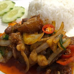 หมูกรอบผัดพริกเผาราดข้าว