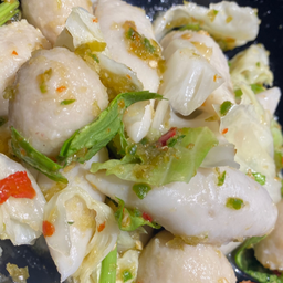 ยำลูกชิ้นปลา สุดแซ่บ