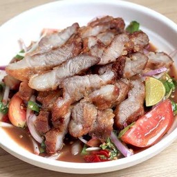 ยำคอหมูทอด