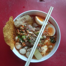 ก๋วยเตี๋ยวหมูต้มยำไข่ เต้าหู้ หมูเด้ง
