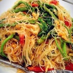 หมี่กระเฉดเนื้อ