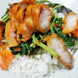 ผัดกระเฉดหมูกรอบราดข้าว