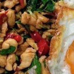 ข้าวผัดกะเพรา ไก่. ใส่ไข่ดาว