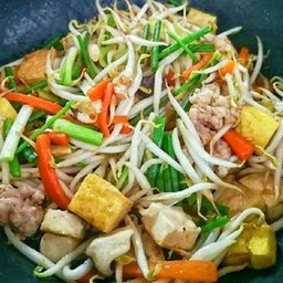 ผัดถั่วงอกเต้าหู้หมูสับ กับข้าว