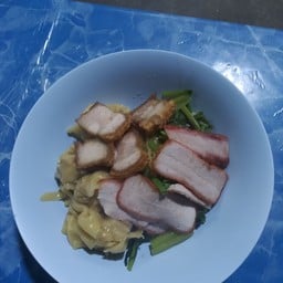 หมี่เกี๊ยวหมูแดงหมูกรอบ