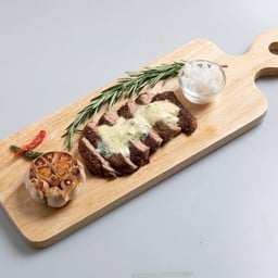 สเต็กเนื้อสันในย่างเนยกระเทียม