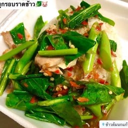 คะน้าหมูกรอบราดข้าว