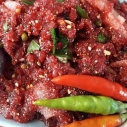 ลาบเนื้อวัวดิบเปรี้ยว