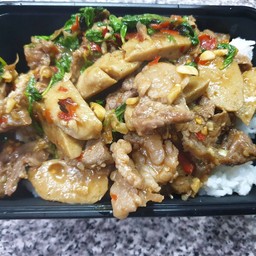 ข้าวกะเพราเนื้อชิ้น 2 กล่อง