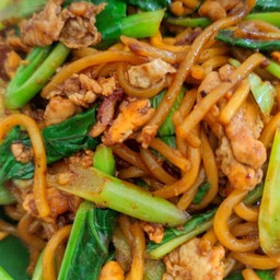 หมี่เหลืองผัดซีอิ๊วไก่