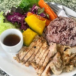 ข้าวหน้าสเต็กหมู สูตรคลีน 320 kcal