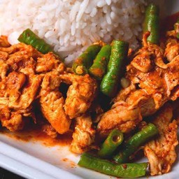 ข้าวผัดพริกแกง