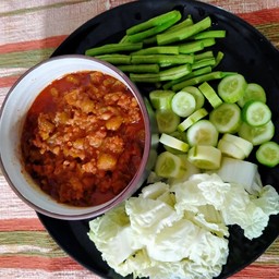 ข้าว + น้ำพริกอ่องตะลิงปลิงไก่สับผักสด