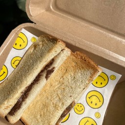 ขนมปังเนยถั่วนูเทลล่าอบร้อน1 คู่ 2 ชิ้น กรอบๆ