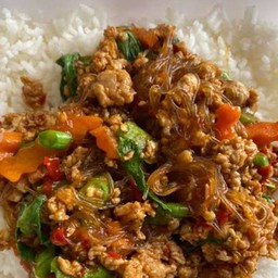 กระเพราวุ้นเส้นราดข้าว