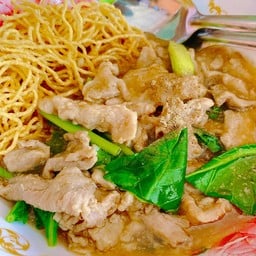 ราดหน้ายอดผัก ผัดซีอิ้วรสเด็ด (นายดิน) ซ.โรงแรมแมนฮัตตัน