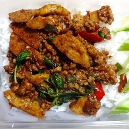 ข้าวราดกระเพราหมูสับ+หมูยอ (ฟรีผักเลือกได้ค่ะ)