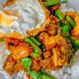 ผัดพริกแกงราดข้าว