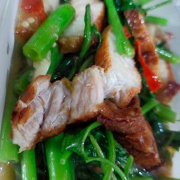 ผักบุ้งหมูกรอบ