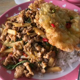 กระเพราหมูสับ หน่อไม้ ราดข้าว จุกๆ