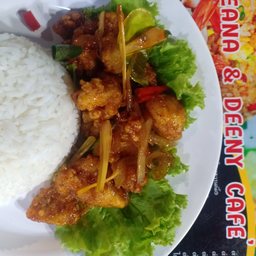 ข้าวไก่ทอดกรอบต้มยำราดข้าว