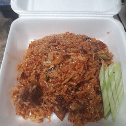 ข้าวผัดต้มยำหมูกรอบ