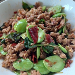 ผัดกระเพาหมูใส่ สะตอ