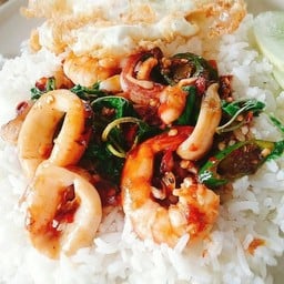 ข้าวกะเพราพริกแห้งกุ้งปลาหมึก
