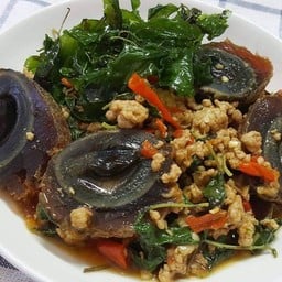 ข้าวผัดกะเพราหมูสับไข่เยี่ยวม้า