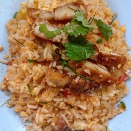ข้าวผัดต้มยำ หมูกรอบ