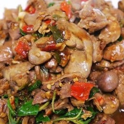 กับ/กะเพราเครื่องในไก่