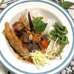 ขนมจีนน้ำเงี้ยว/ลูกชิ้นทอด ย่าพรรณ