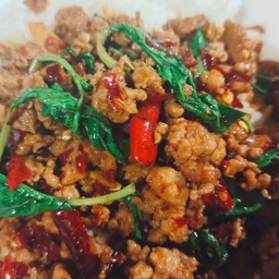 ข้าวกะเพราพี่แตม แห้งๆเผ็ดกลาง