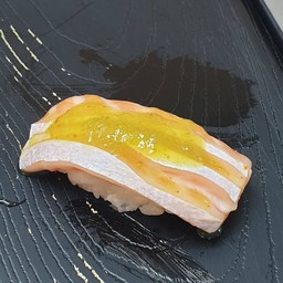 ซูชิท้องปลาแซลมอนแซ่บ
