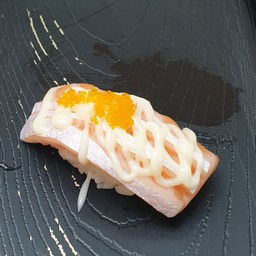 ซูชิท้องปลาแซลมอนราดสลัด