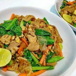 เส้นใหญ่ผัดซีอิ๊วไก่