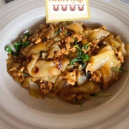 เส้นใหญ่กระเพราหมูสับ